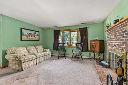 8 Forest Dr, Seabrook, NH 03874-4021