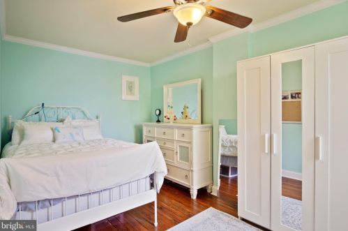 250 Krams Ave, Philadelphia PA 19128-4734 exterior