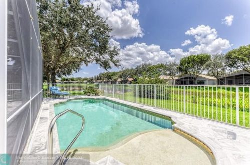 7948 Lando Ave, Boynton Beach FL 33437-6359 exterior