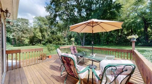 6 Hummingbird Ln, Enfield CT 06082-5709 exterior