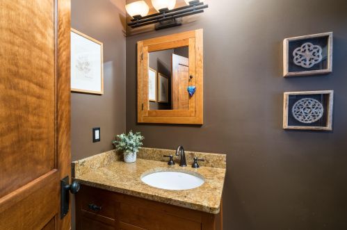 5925 Lk Dr, Milwaukee WI 53217-4629 exterior