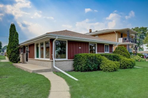 4677 66th St, Milwaukee, WI 53218-4821