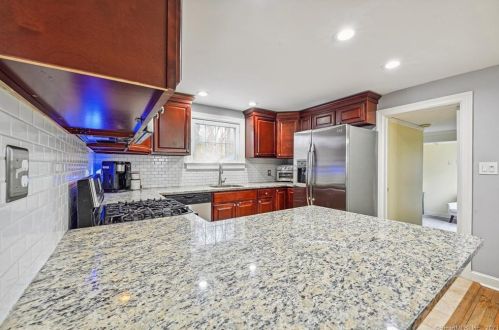 141 Cedarhurst Ln, Milford CT 06461-2721 exterior