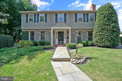 18 Hawthorn Ct, Rockville MD  20850-2028 exterior