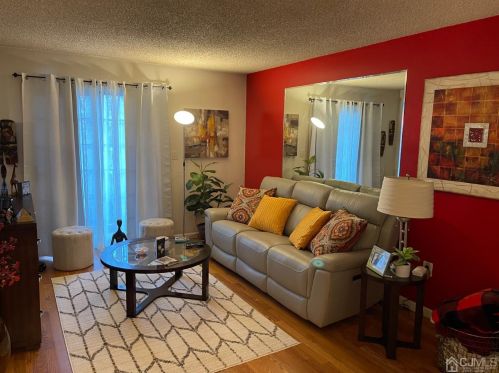 240 Kempsey Dr, New Brunswick, NJ 08902-4220