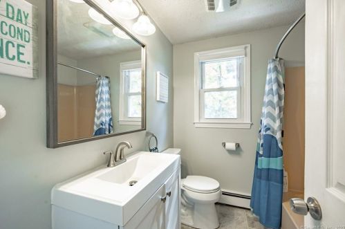 84 Spg St, Windsor Locks CT 06096-2207 exterior