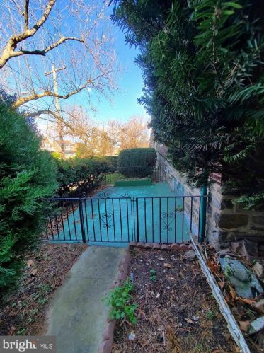 6913 19th St, Philadelphia, PA 19126-1506