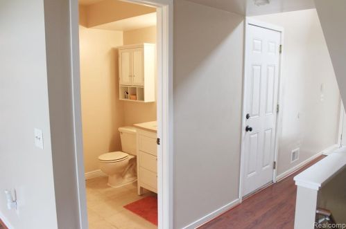 627 Ashley Cir, Rochester MI 48307-4593 exterior