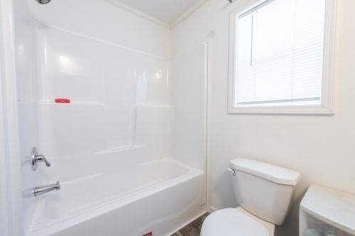 52 Longmeadow Dr, Concord NH 03301-3413 exterior