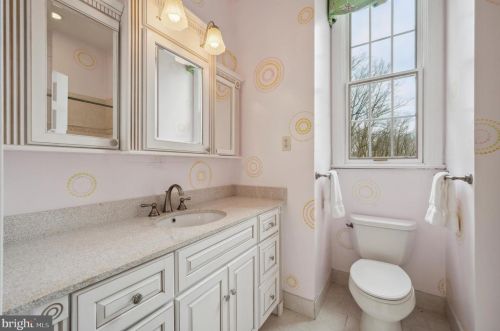 24 Lakewood Dr, Media PA 19063-1807 exterior