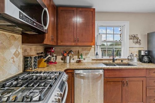 30 Gould St, Middletown RI 02840-2144 exterior