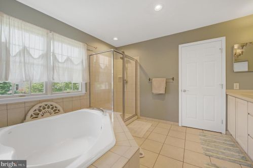 5 Cobblestone Ct, Columbus NJ 08022-1969 exterior