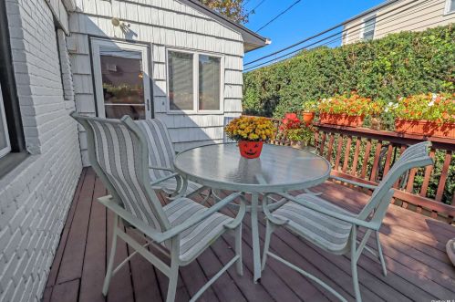 8 Birchwood Dr, Valley Stream NY 11580-1908 exterior