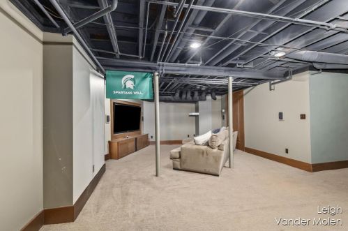 910 Pinecrest Ave, Grand Rapids MI 49506-3437 exterior