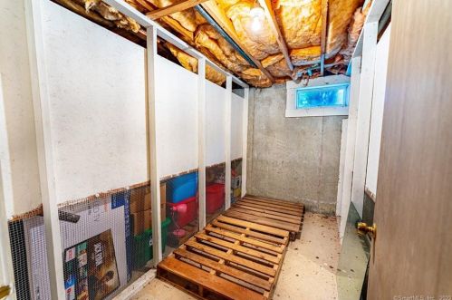 317 Silver Hill Rd, Derby CT 06418-1138 exterior