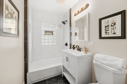 8642 Kingston Ave, Chicago IL  60617-2439 exterior