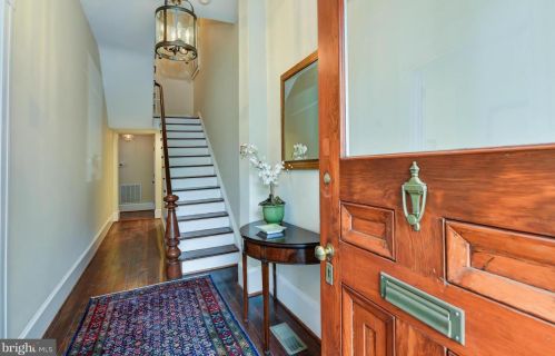 210 Pitt St, Alexandria VA  22314-3742 exterior