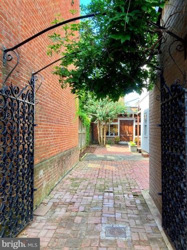 311 5 St, Washington DC 20003-1104 exterior