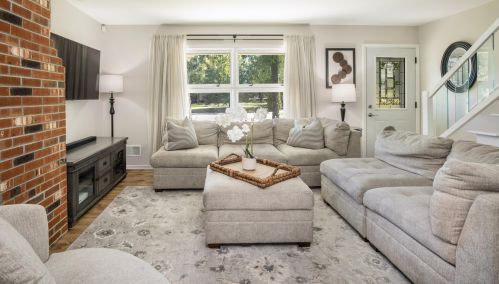 8673 52nd St, Milwaukee, WI 53223-3050