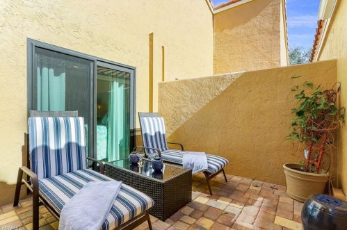 566 Beachwalk Cir, Naples FL 34108-7734 exterior