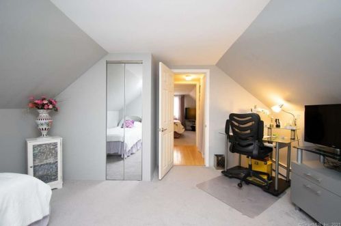 38 Raffia Rd, Enfield CT 06082-5171 exterior