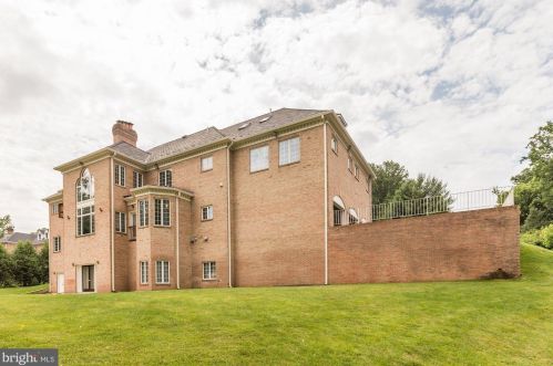 914 Helga Pl, Mc Lean VA  22102-2155 exterior