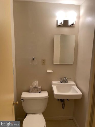 9850 Hollow Glen Pl, Silver Spring MD  20910-1138 exterior