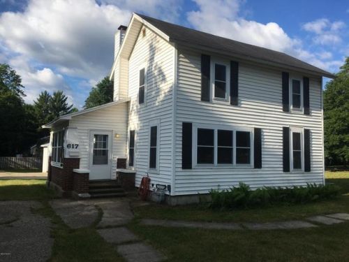 617 Bridge St, Plainwell, MI 49080-1804