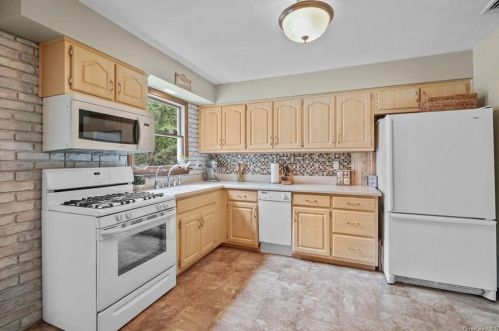 24 Tamarack Hl Dr, Poughkeepsie NY 12603-1112 exterior