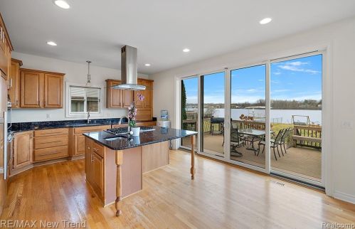 692 Appalachi St, Walled Lake MI  48390-1005 exterior