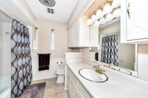 1909 Grn Oaks Dr, Irving TX 75061-2138 exterior