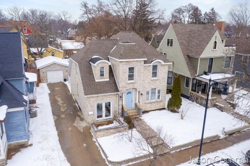 907 Wealthy St, Grand Rapids MI 49506-1515 exterior