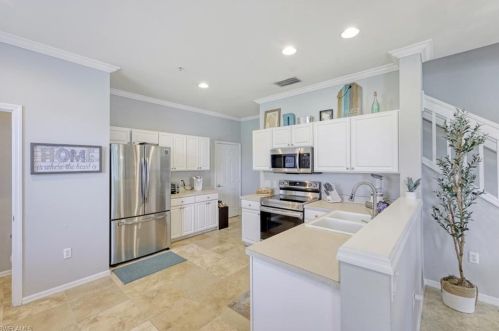 1084 Hampton Cir, Naples FL 34105-4823 exterior