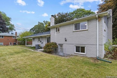 421 Beech Daly St, Dearborn Heights MI  48125-1000 exterior