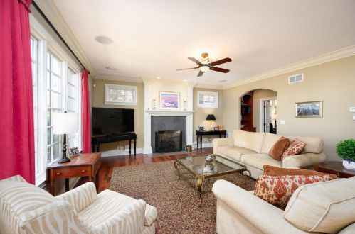 562 Linden Ave, Elmhurst IL 60126-4029 exterior