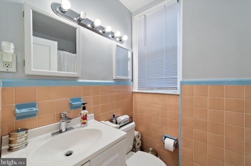 1024 Knorr St, Philadelphia PA 19111-4932 exterior