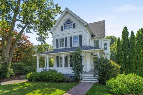 8 Un St, Milford CT 06460-4724 exterior