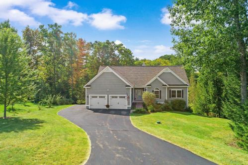 21 Swan Cir, Concord, NH 03301-6944