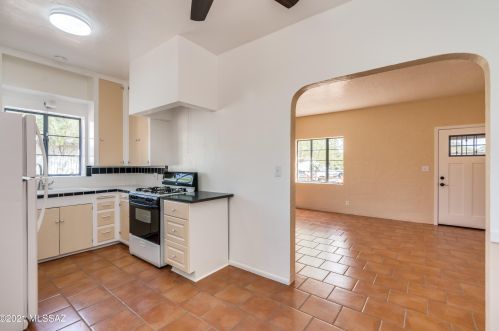 1051 Seneca St, Tucson, AZ 85719-3566