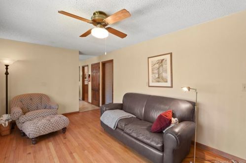 124 Center St, Windsor Locks CT 06096-2708 exterior