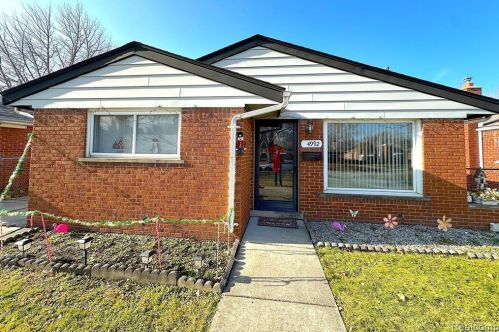 4992 Mckinley St, Dearborn Heights MI  48125-2513 exterior