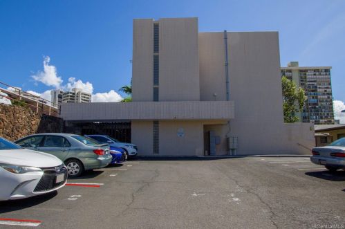 1524 Pensacola St, Honolulu HI 96822-3822 exterior