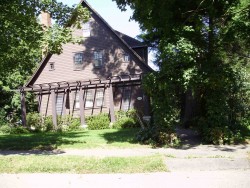 35 Groveland St, Newton, MA 02466-2318