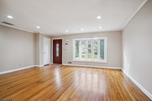 10 Macopin Dr, Livingston NJ  07039-2913 exterior