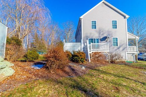 6 Cranberry Dr, Uncasville CT 06382-2006 exterior