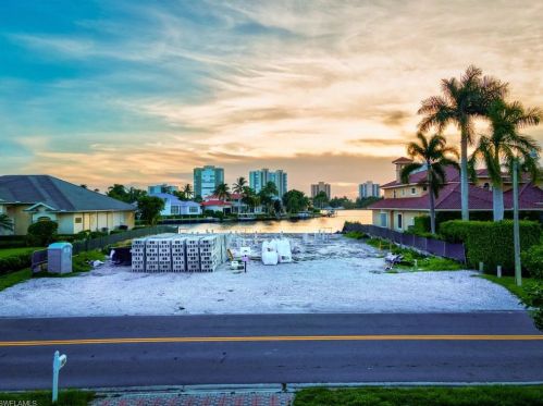 3841 Crayton Rd, Naples FL 34103-3528 exterior