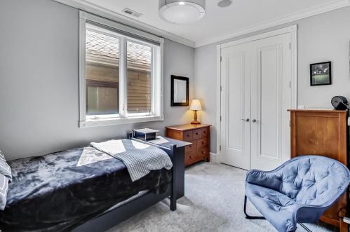 1542 Oakdale Ave, Chicago IL 60657-4024 exterior