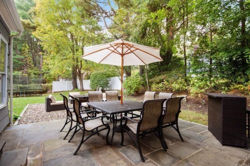 6 Hazelton Cir, Briarcliff NY 10510-1306 exterior