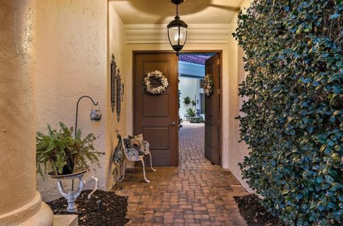 1052 Grand Isle Dr, Naples, FL 34108-3323