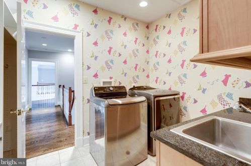 884 Alvermar Rdg Dr, Mc Lean VA 22102-1435 exterior